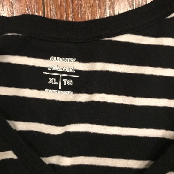 LIKE NEW Relaxed v neck - Picture 3 of 7